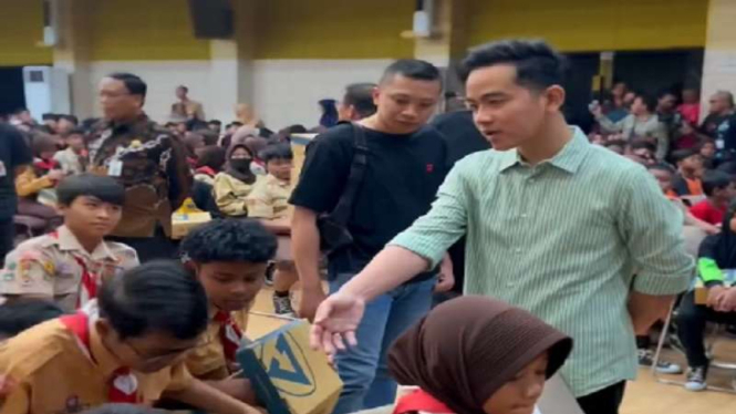 Wali Kota Solo yang juga Wapres terpilih Gibran Rakabuming Raka bagi-bagi sepatu