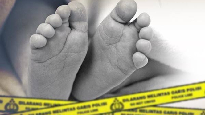Sosok Mayat bayi ditemukan terbungkus kardus dan mengambang  di Kanal Banjir Barat (KBB), Tanah Abang, Jakarta Pusat, Jumat 26 April 2024. 