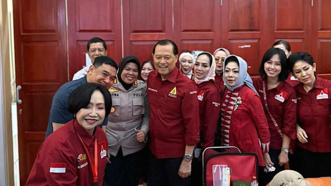 Ketua Srikandi PPDI, Nunun Daradjatun Donor Darah