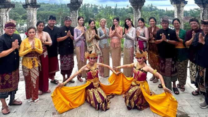 Hyoyeon Girls Generation saat menggunakan kebaya Bali - Sunber Foto tangkapan layar Instagram @xosone_ss