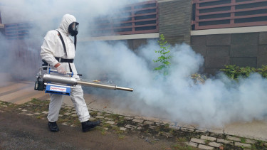 Petugas melakukan fogging atau pengasapan untuk mencegah penyebaran penyakit DBD