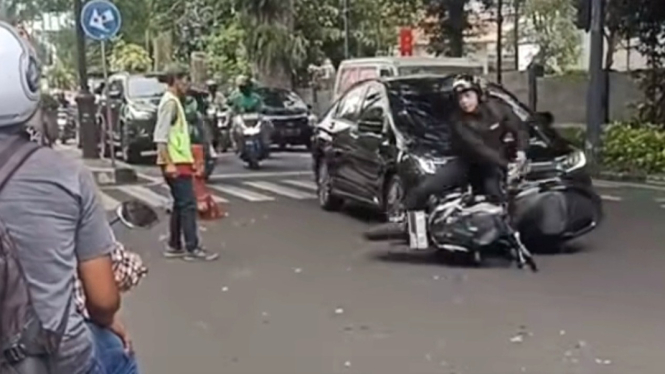 Pengendara motor Honda ADV potong jalan sembarangan
