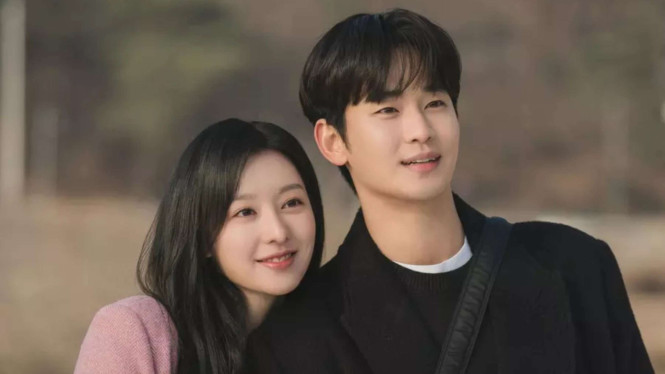 Kim Ji Won dan Kim Soo Hyun dalam drama Queen of Tears