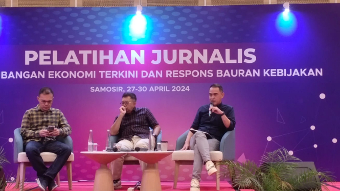Direktur Departemen Kebijakan Ekonomi Moneter BI, Juli Budi Winantya (kanan) 