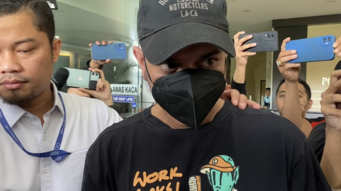 Untuk yang kelima kalinya, Artis Rio Reifan kembali ditangkap polisi terkait kasus kepemilikan zat narkotika dan kini resmi ditetapkan sebagai tersangka, Senin 29 April 2024. 