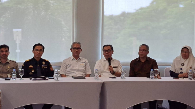 Stafsus Menteri Keuangan Bidang Komunikasi Strategi, Yustinus Prastowo (pegang mic)
