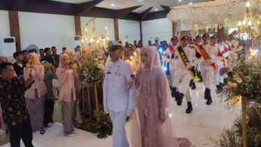 VIVA Militer: Prosesi pernikahan militer Korps Marinir