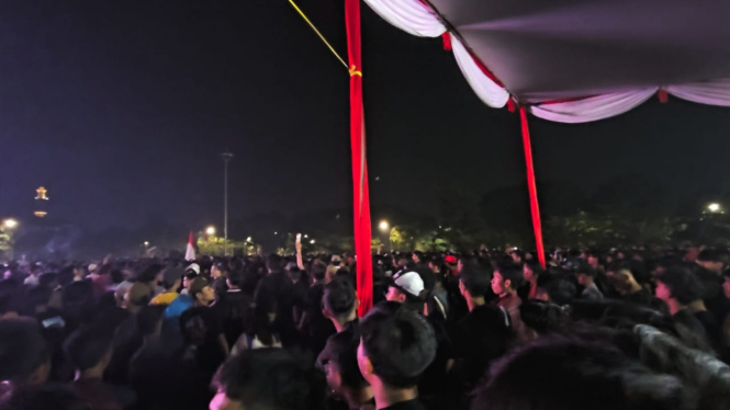 Aksi lempar botol mewarnai nobar di Tangerang 