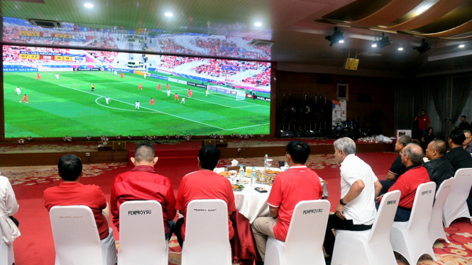 Pj Gubernur Sumut, Hassanudin nobar Nonton semi final Piala Asia U23 antara Indonesia  melawan Uzbekistan di Aula Tengku Rizal Nurdin.(dok Pemprov Sumut)