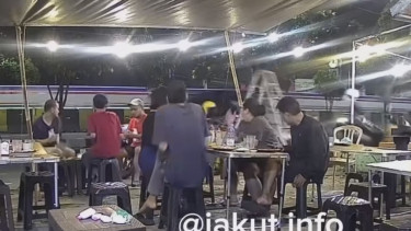 Mobil dengan kecepatan tinggi menabrak warung dan tujuh motor di Cempaka Putih, Jakarta Pusat (sumber: instagram @jakut.info)