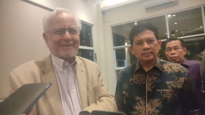 Presiden WAML Roy Beran (kiri)