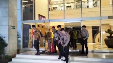 Penyidik KPK usai geledah ruang kerja Sekjen DPR RI Indra Iskandar