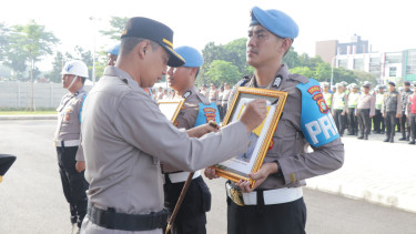 Kapolres Metro Tangerang Kota Kombes Pol Zain Dwi Nugroho melakukan pemecatan secara simbolis pada tiga anggota polisi