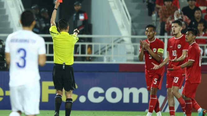 Wasit Shen Yinhao memberikan kartu merah kepada Rizky Ridho