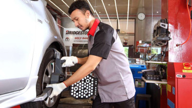 Ilustrasi pengecekan ban mobil 