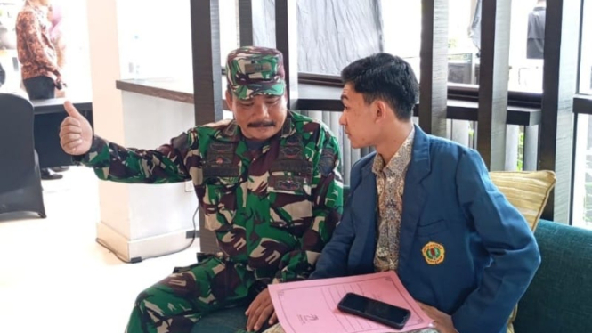 Perwakilan mahasiswa bertemu pihak pengaman presiden di sebuah hotel di Mataram. (Satria)