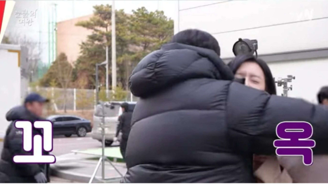 Kim Soo Hyun peluk Kim Ji Won di hari terakhir syuting Queen of Tears