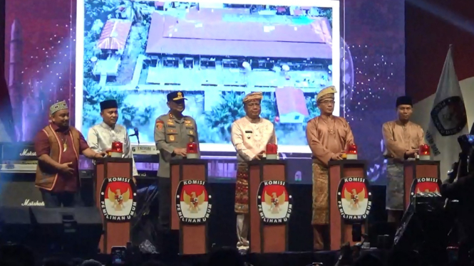 Ketua KPU RI Hasyim Asy'ari beserta Ketua KPU Kalbar MS Budi dan Forkopimda Kalbar secara resmi melakukan launching Pilkada Kalbar di Stadion Sultan Syarif Abdurrahman Pontianak