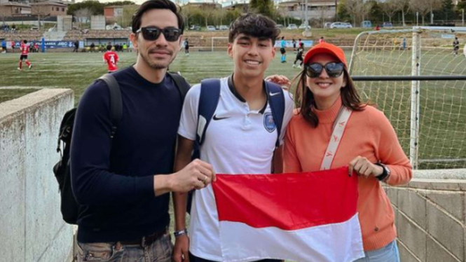Donna Agnesia dan Darius Sinathrya bersama putranya Diego Andres Sinathrya
