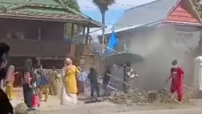 Heboh Warga Jeneponto Robohkan Rumah Pelaku Pemerkosa Anak di Bawah Umur.  (Tangkapan Layar video viral).