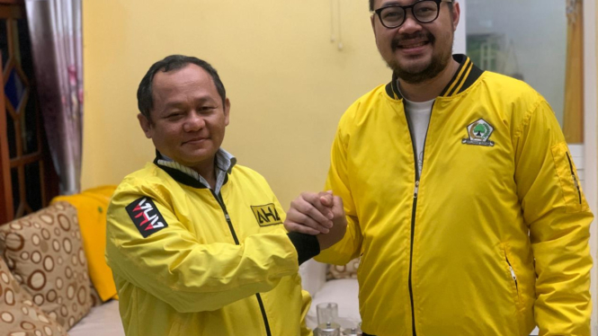 Bayu Airlangga (kiri) bersama Ketua DPD Golkar Jatim M Sarmuji.