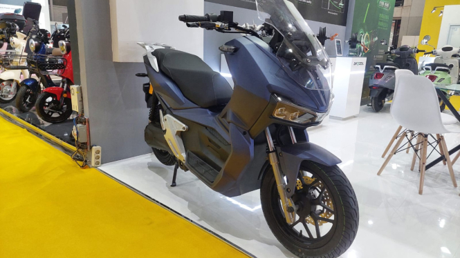 Motor listrik yang desainnya mirip dengan motor brand ternama.