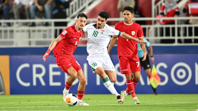 Pemain Timnas Indonesia U-23, Marselino Ferdinan (kanan)
