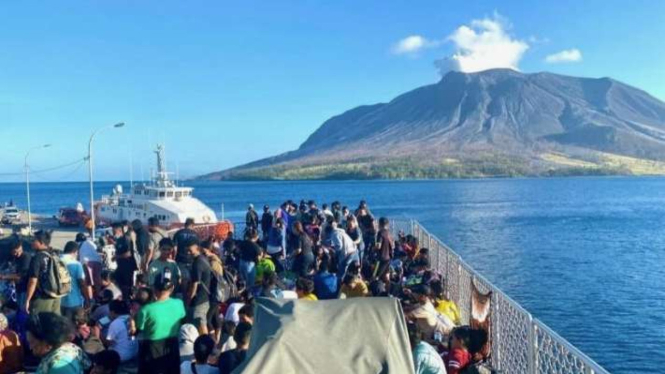 Foto Arsip - Sejumlah pengungsi dari Tagulandang, Kabupaten Kepulauan Sitaro, Sulawesi Utara, diangkut menggunakan Kapal TNI AL saat kepulan asap keluar dari puncak Gunung Ruang, Sabtu, 20 April 2024.