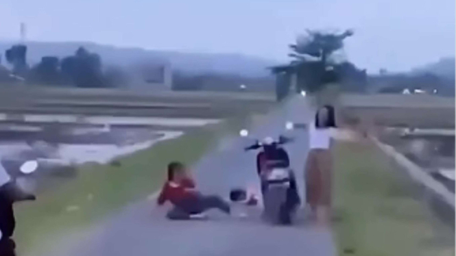 Tiga Pelajar perempuan di Blitar Terekam Mabuk di Tengah Sawah