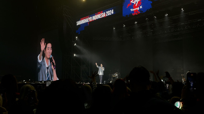 Penampilan bassist Day6, YoungK di di gelaran Saranghaeyo Indonesia 2024.