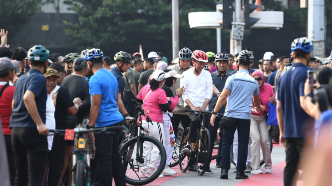 Pengunjung CFD berebut minta swafoto bersama Presiden Jokowi