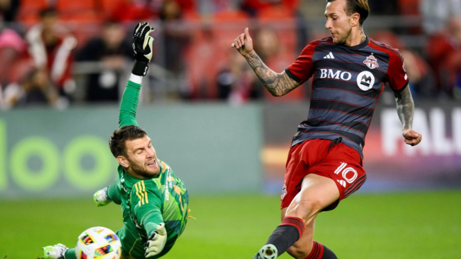 Kiper FC Dallas, Maarten Paes (kiri) 