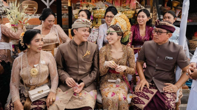 Rizky Febian dan Mahalini dalam upacara adat Mepamit