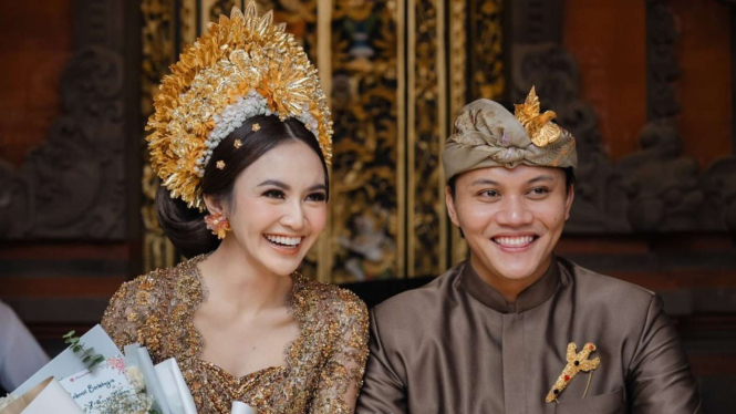 Rizky Febian dan Mahalini dalam upacara adat Mepamit