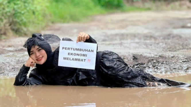 Viral selebgram tiduran di jalan rusak dan berlubang sebagai bentuk aksi protes