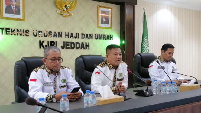 Konsul Haji KJRI Jeddah Nasrullah Jasam (tengah)