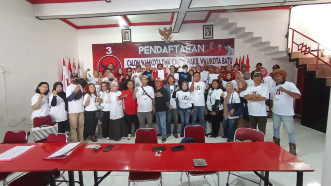 Relawan KD saat mengambil formulir pendaftaran di kantor DPC PDIP Kota Batu. 