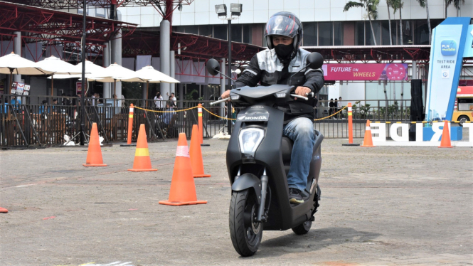 Motor listrik Honda EM1 e: di arena test ride PEVS 2024