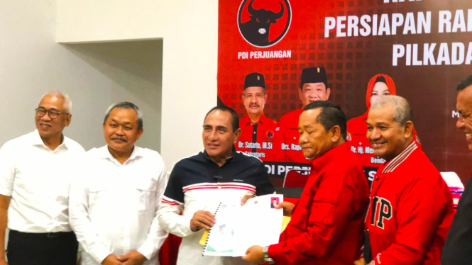Edy Rahmayadi saat menyerahkan berkas pendaftaran Bacalon Gubernur Sumut 2024 ke DPD PDIP Sumut.(B.S.Putra/VIVA)