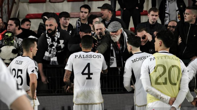 Shayne Pattynama dan para pemain KAS Eupen