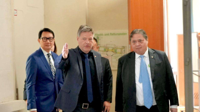 Menko Perekonomian Airlangga Hartarto (kanan)