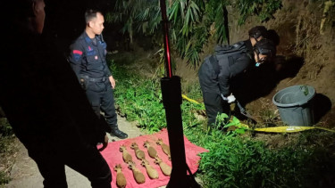 Petugas saat mengamankan mortir. (Humas Polres Batu)