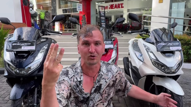 Bule ini suka bagi-bagi motor gratis