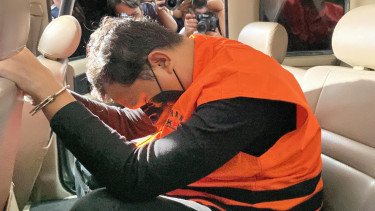 Gus Muhdlor selalu menundukan kepalanya saat pakai baju tahanan korupsi