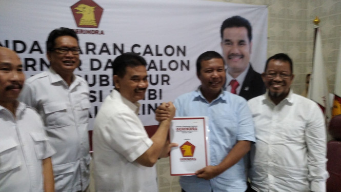 Romi Hariyanto Baju Biru Mengembalikan Formulir ke DPW Partai Gerindra Jambi Sebagai Calon Gubernur Jambi 2024-2029  