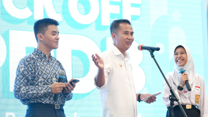 Penjabat Gubernur Jawa Barat, Bey Machmudin (tengah)