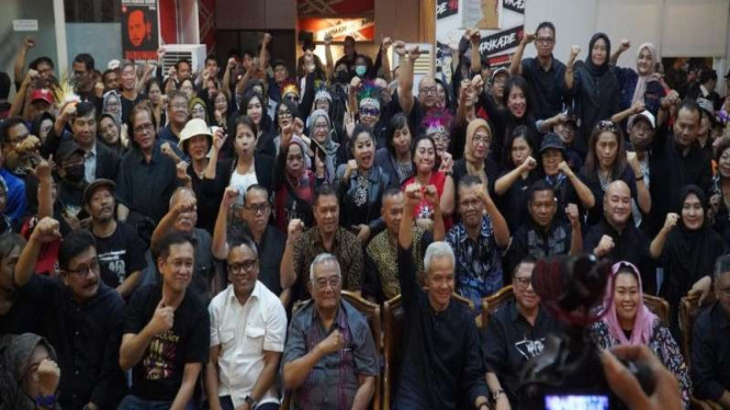 Ganjar Pranowo bersama para relawan pendukungnya.
