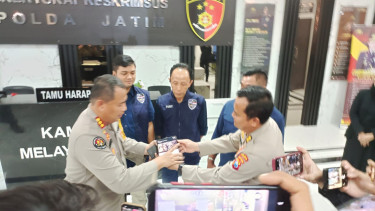 Polda Jatim saat merilis kasus film pendek Guru Tugas di Markas Polda Jatim di Surabaya.