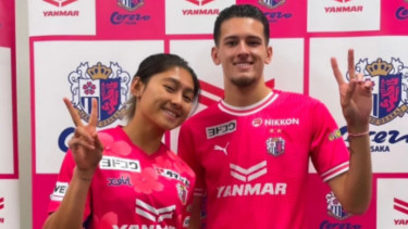 Dua pemain Timnas Indonesia, Justin Hubner dan Zahra Muzdalifah