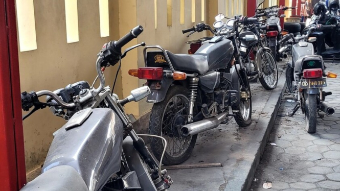 Lelang motor Yamaha RX-King dan Honda WIN